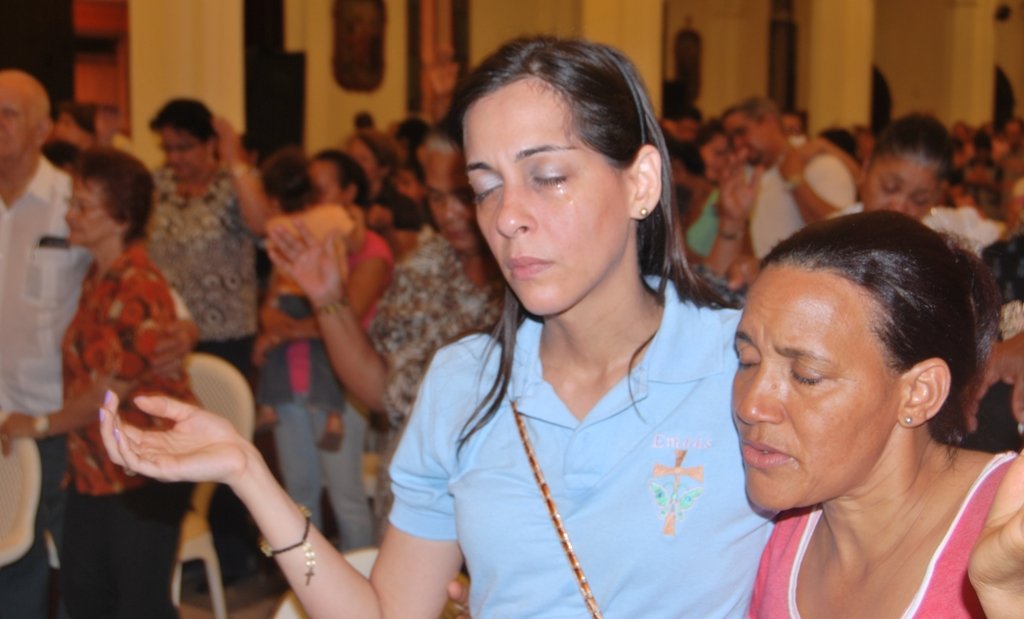 Encuentro de alabanza con Roberto Ramírez y Luis Pérez provoca lagrimas en creyentes